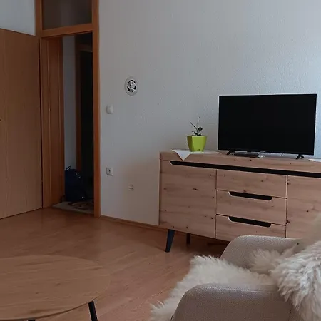 Apartman Relax - Naturally Cool - North-facing - Near The River *